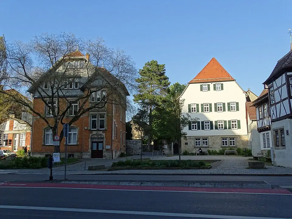Slika: Giftzwerg 88 · CC BY-SA 3.0 Webereimuseum