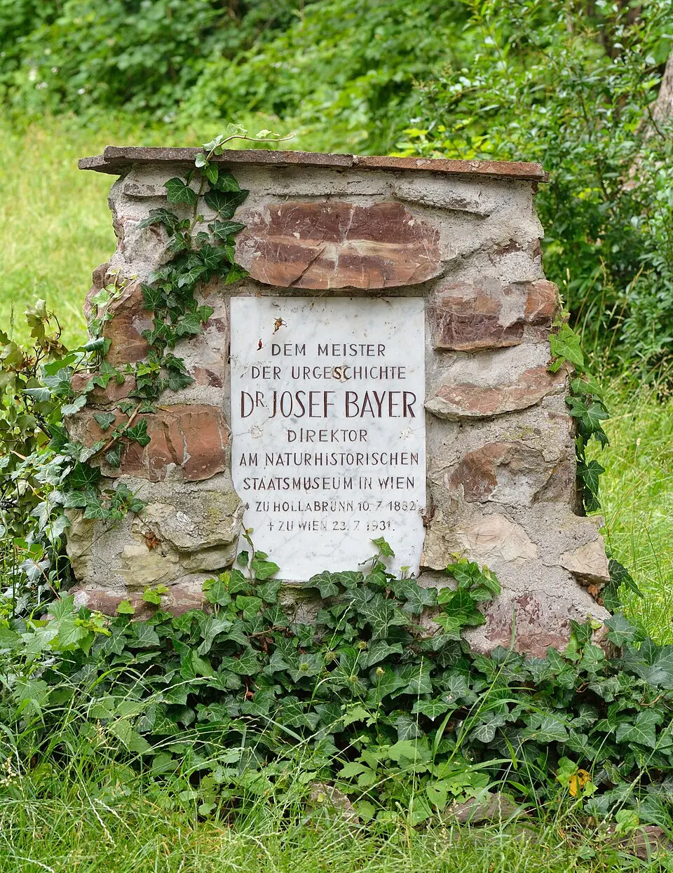 Gedenkstein Josef Bayer (archaeologist), Schießstätte
