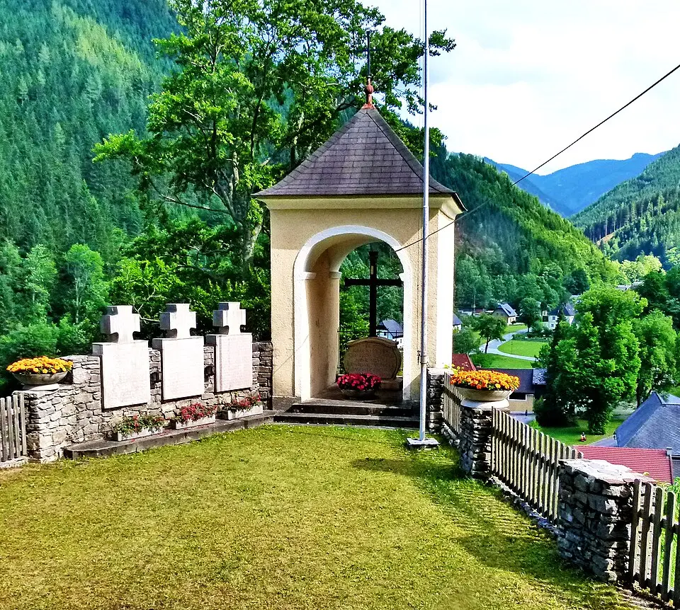 Kreuzweg mit Kapellen und Kriegerdenkmal