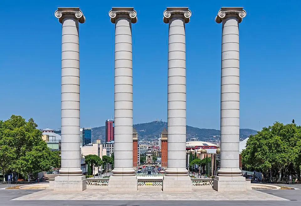 Les Quatre Colonnes