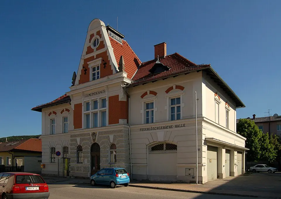 Slika: Herzi Pinki · CC BY-SA 4.0 Gemeindehaus und Feuerlöschgerätehalle