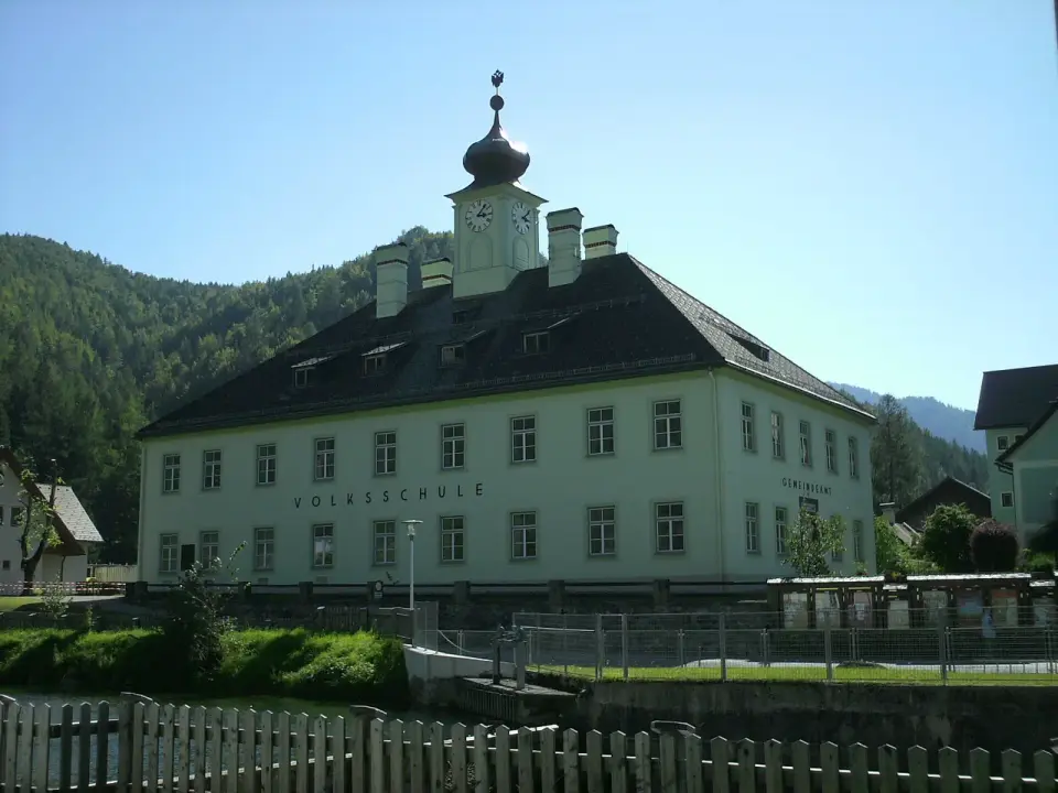 Image: Veleius · CC BY-SA 3.0 AT Gemeindeamt und Volksschule