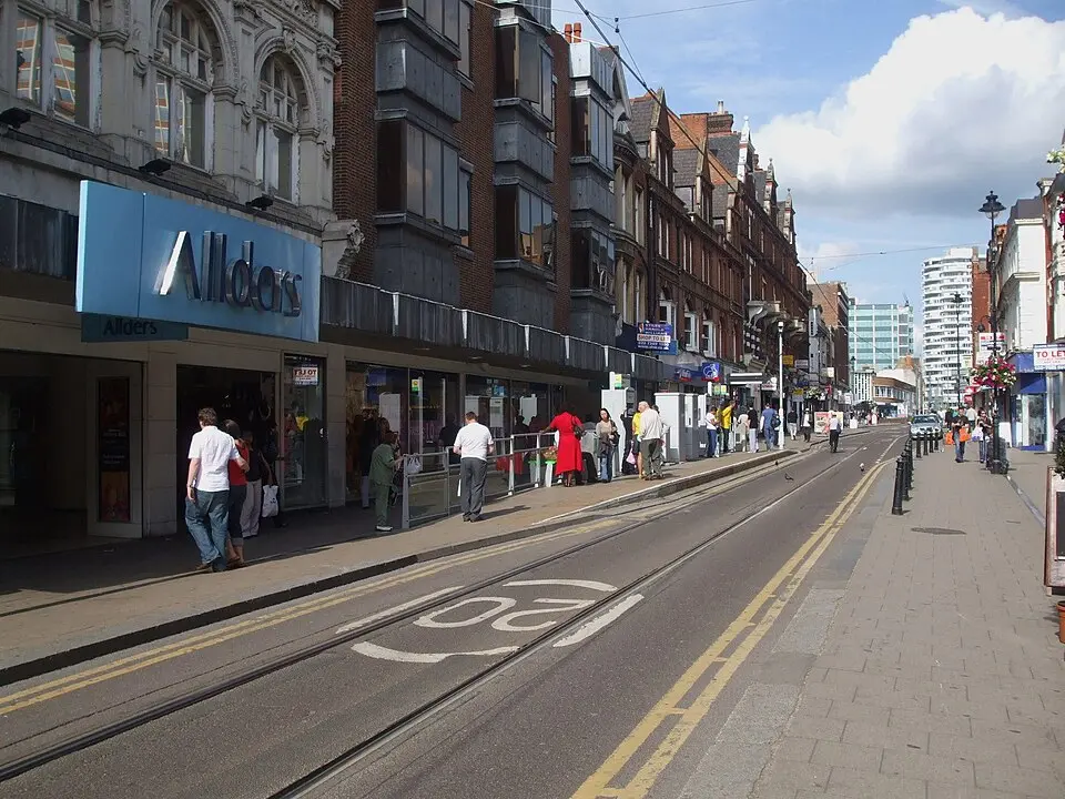 Image: Sunil060902 · CC BY-SA 3.0 George Street