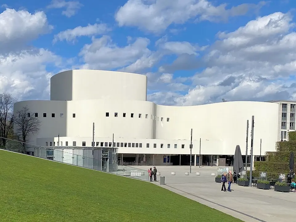 Image: -wuppertaler · CC BY 4.0 Düsseldorfer Schauspielhaus