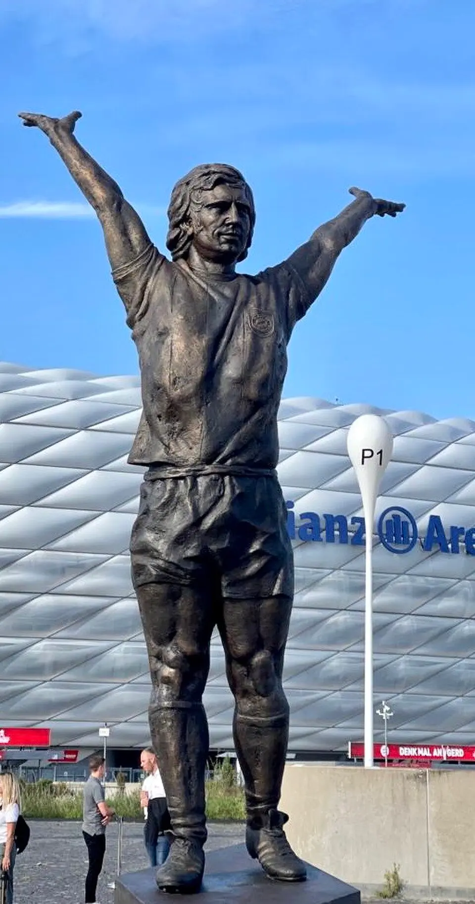 Gerd-Müller-Statue