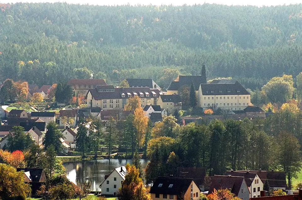 Obrázok: Dguendel · CC BY-SA 3.0 Ehemaliges Augustinerchorfrauenstiftm jetzt franziskanisches Frauenkloster