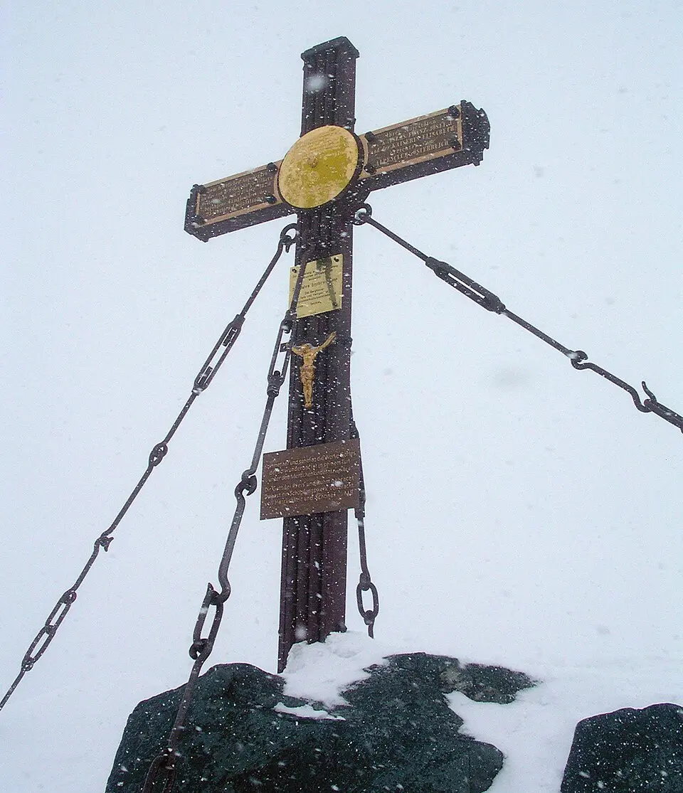 Bild: Svíčková · CC BY-SA 3.0 Gipfelkreuz am Großglockner