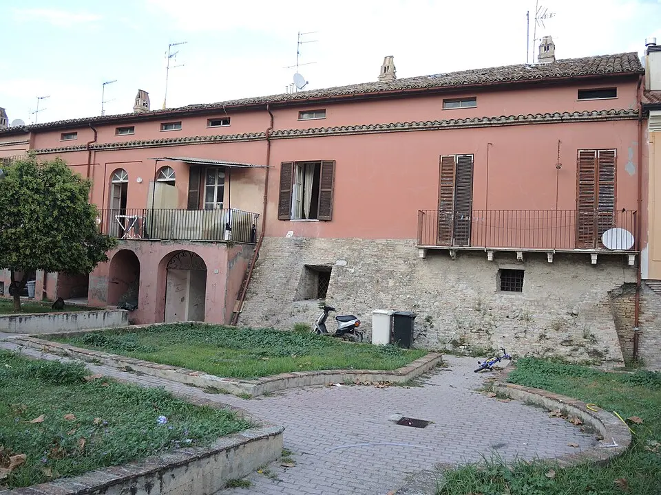 Palazzo Massei e avanzi delle antiche mura