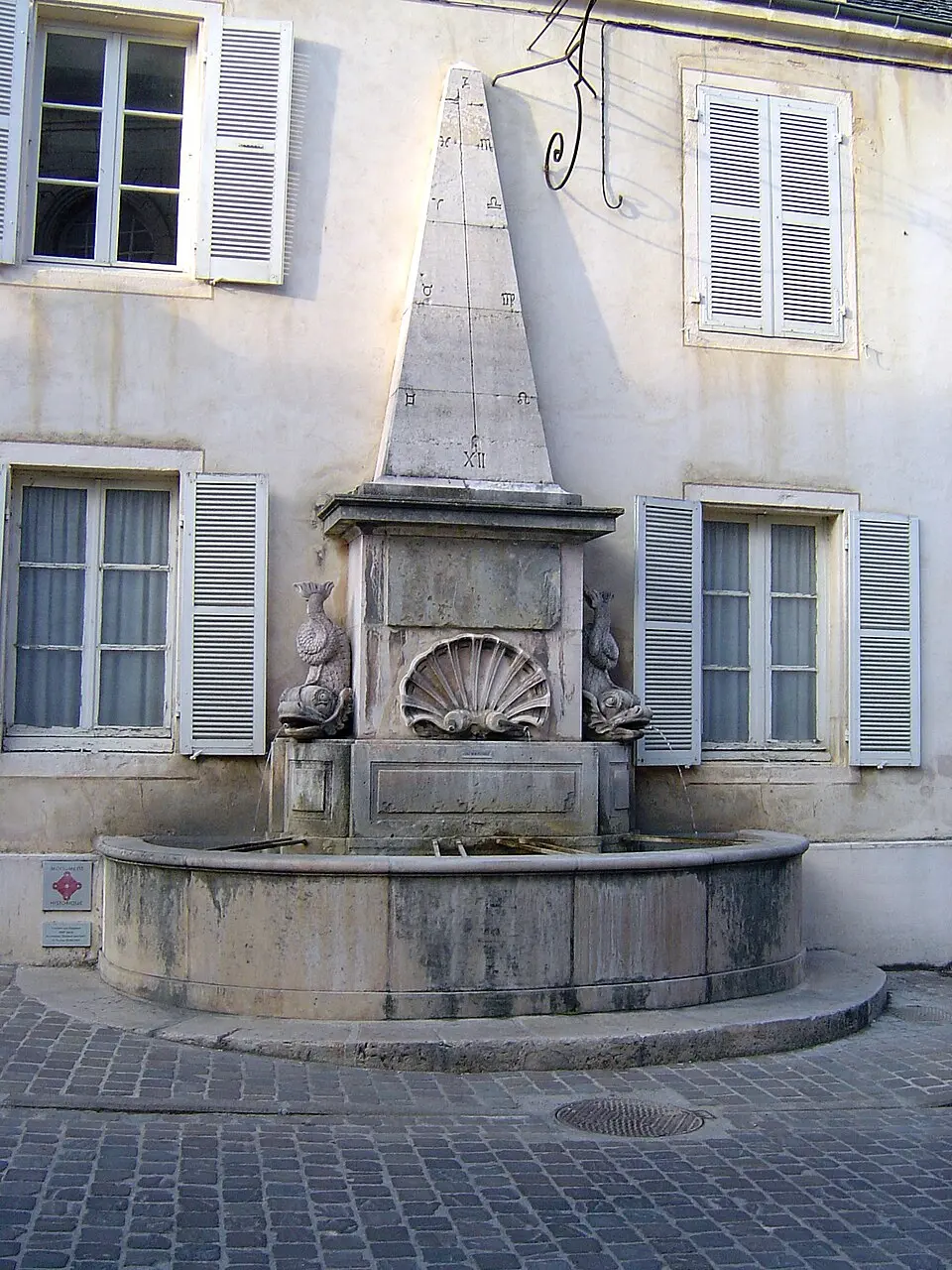 fontaine aux Dauphins