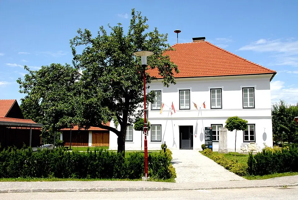 Iuenna-Museum/ehem. Volksschule