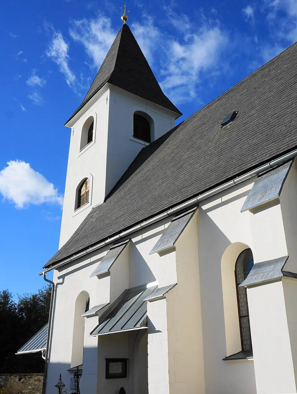 Bild: Naturpuur · CC BY-SA 4.0 Kath. Pfarrkirche hl. Nikolaus und Friedhof