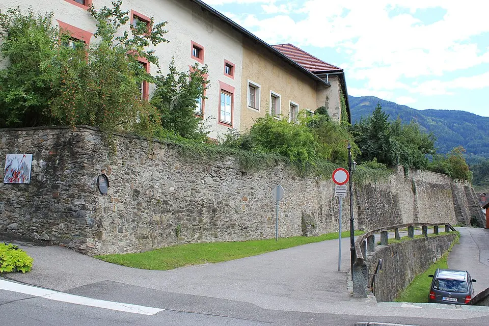 Image: Neithan90 · Public domain Teil der Stadtmauer