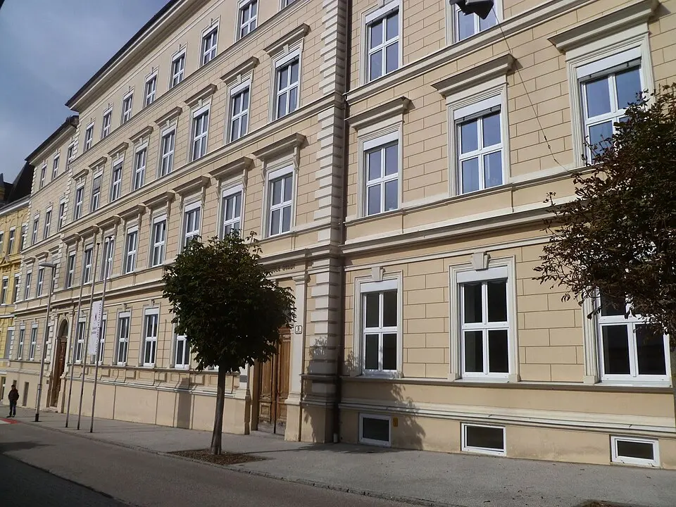 Bild: Luckyprof · CC BY-SA 3.0 AT Mittelschule Gmunden-Stadt