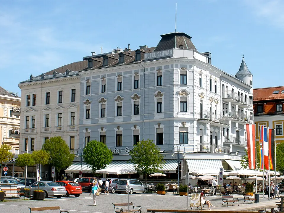 Hotel Schwan, Rotmarmorportal