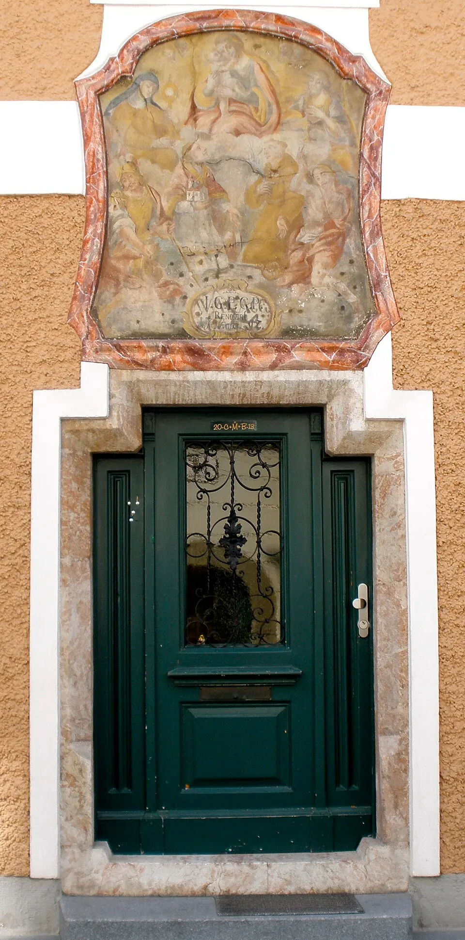 Marmorportal und darüber befindliches Hausbild des ehem. Weißgerberhauses