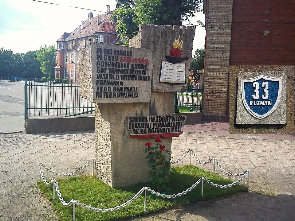Pomnik przy szkole przy ul. Jarochowskiego w Poznaniu