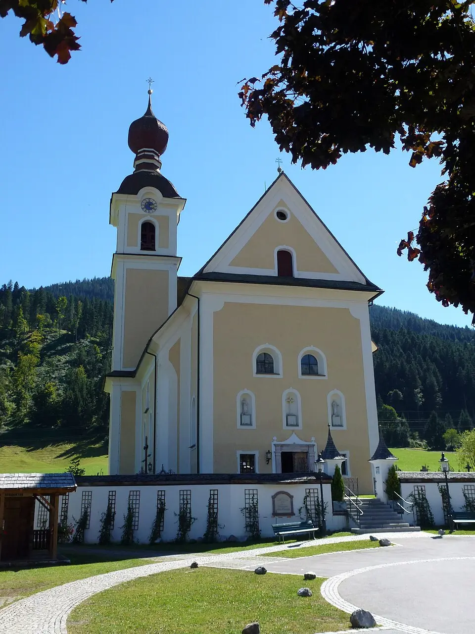Kath. Pfarrkirche Hl. Kreuz und Friedhof