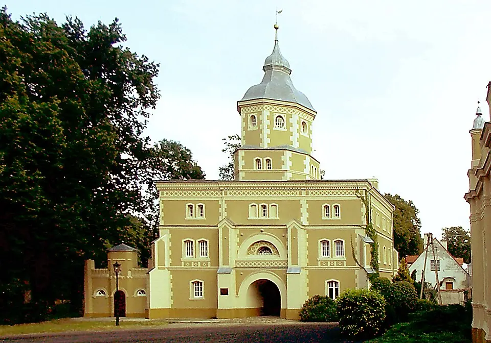 Wieża-brama pałacu w Golejewku