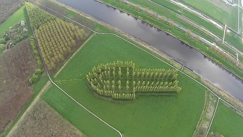 Image: RogAir · CC BY-SA 3.0 The Green Cathedral