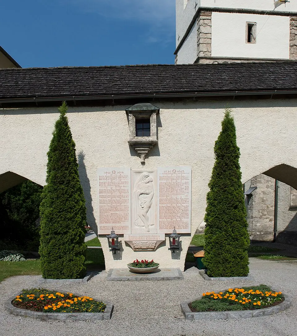 Gotische Totenleuchte mit Pietà Relief (Kriegerdenkmal)
