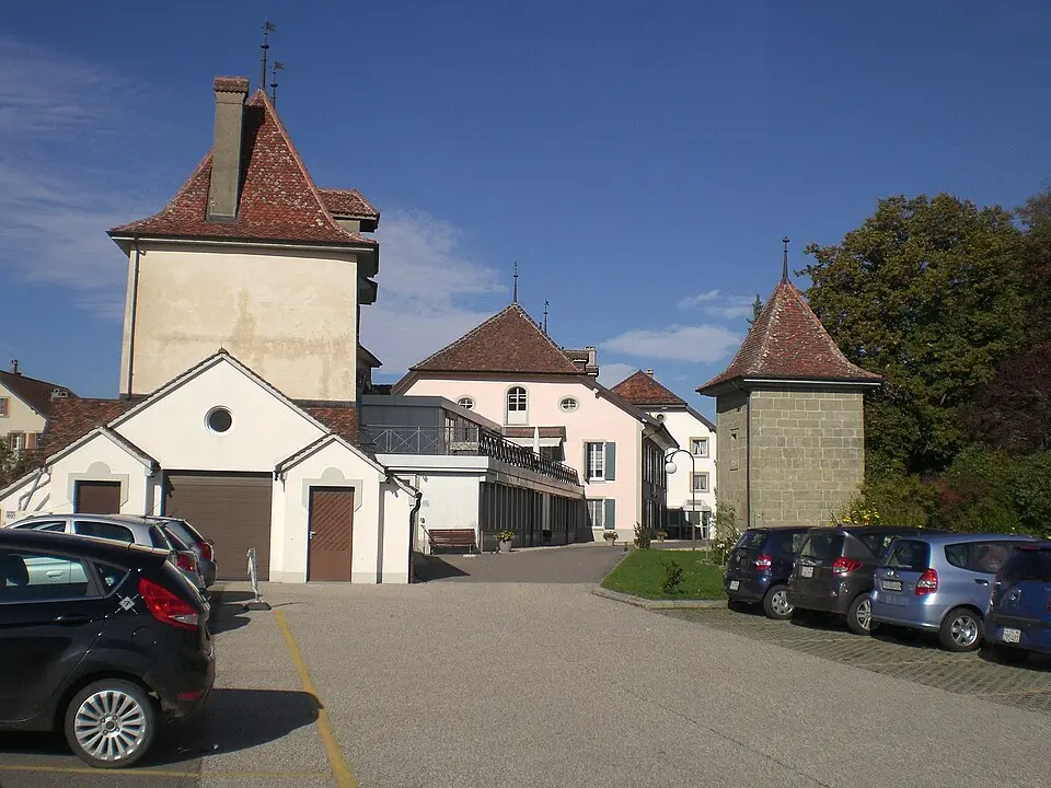 Immagine: Manoillon · CC BY-SA 3.0 Schloss (heute Pflegeheim) mit Turm und Springbrunnen