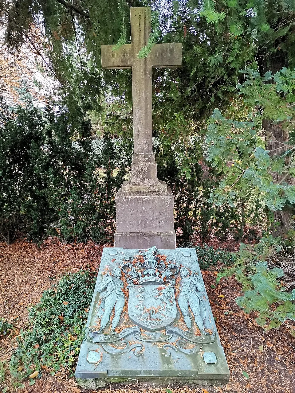 Grabanlage mit Einfriedung auf dem Friedhof, darin drei Grabmale der Familie von Burgk sowie ein Wappen Königsbrücker Straße -