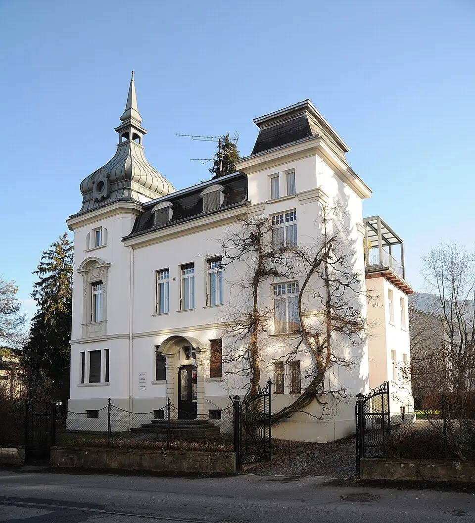 Villa mit Gartenzaun