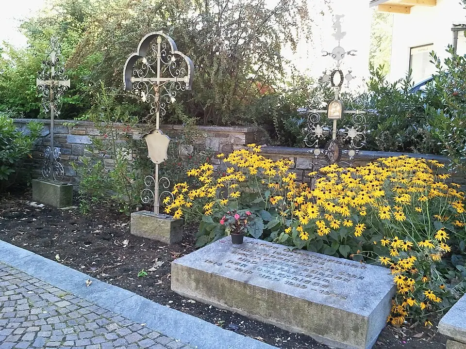 Image: Alexhauser (talk) · CC BY-SA 3.0 AT Grabkreuze vor der Kirche in Mayrhofen