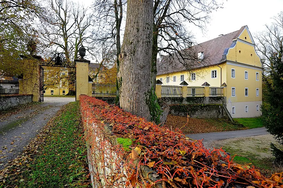 Wirtschaftsgebäude, Nebengebäude des Schlosses und Portal