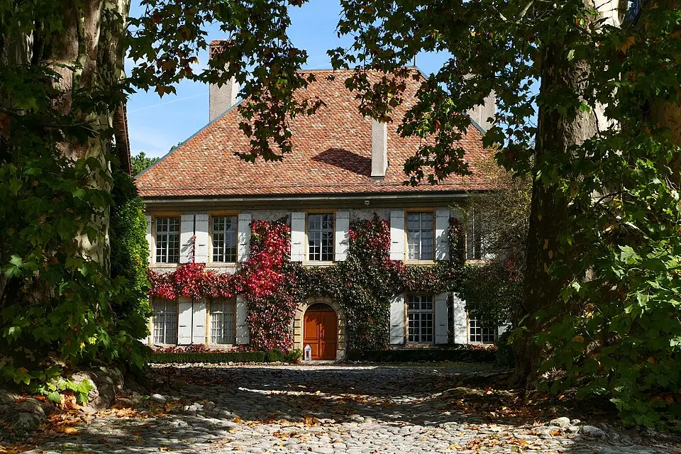 Schloss mit ländlichem Anbau, Dachboden, Orangerie mit Backofen und Schuppen, Brunnen und Garten