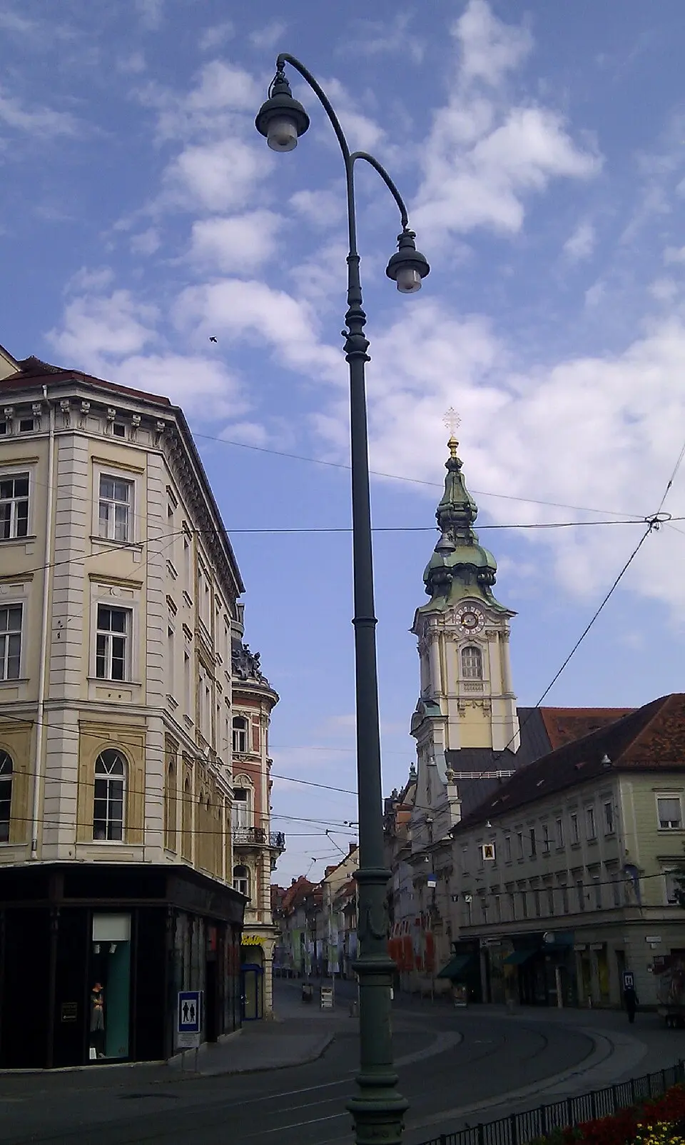 Acht Straßenlaternen