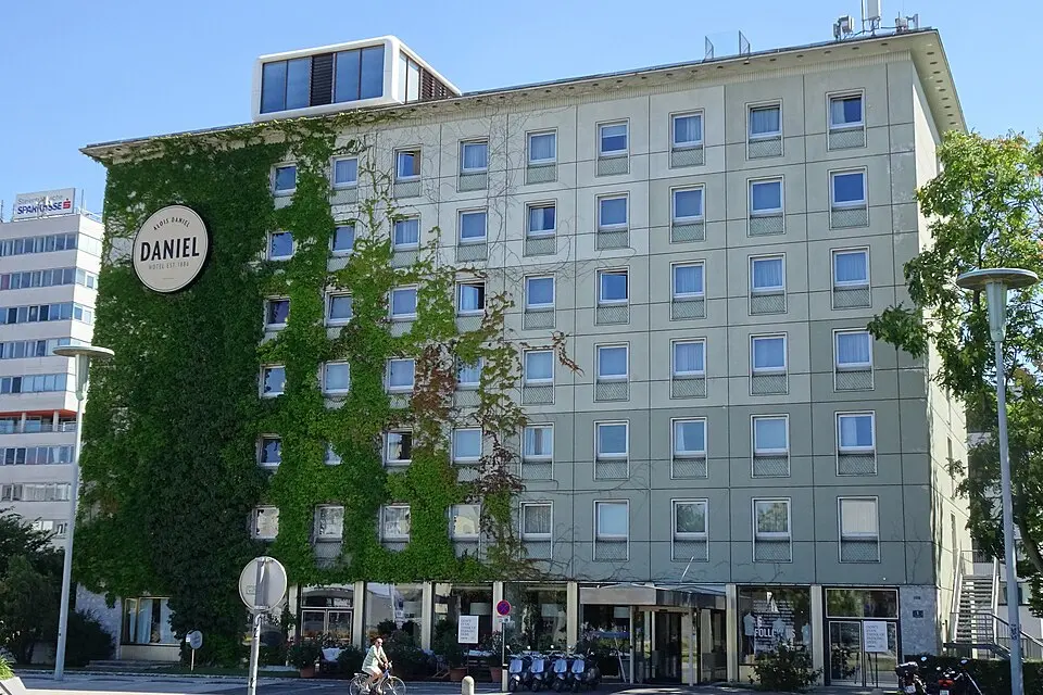 Hotel Daniel und sieben Straßenlaternen an der Westseite