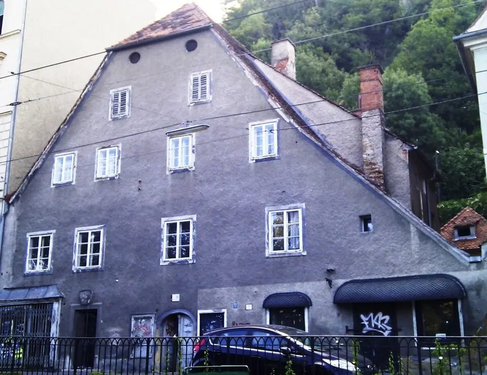 Obrázok: Andi oisn · CC BY-SA 3.0 Wohn- und Geschäftshaus