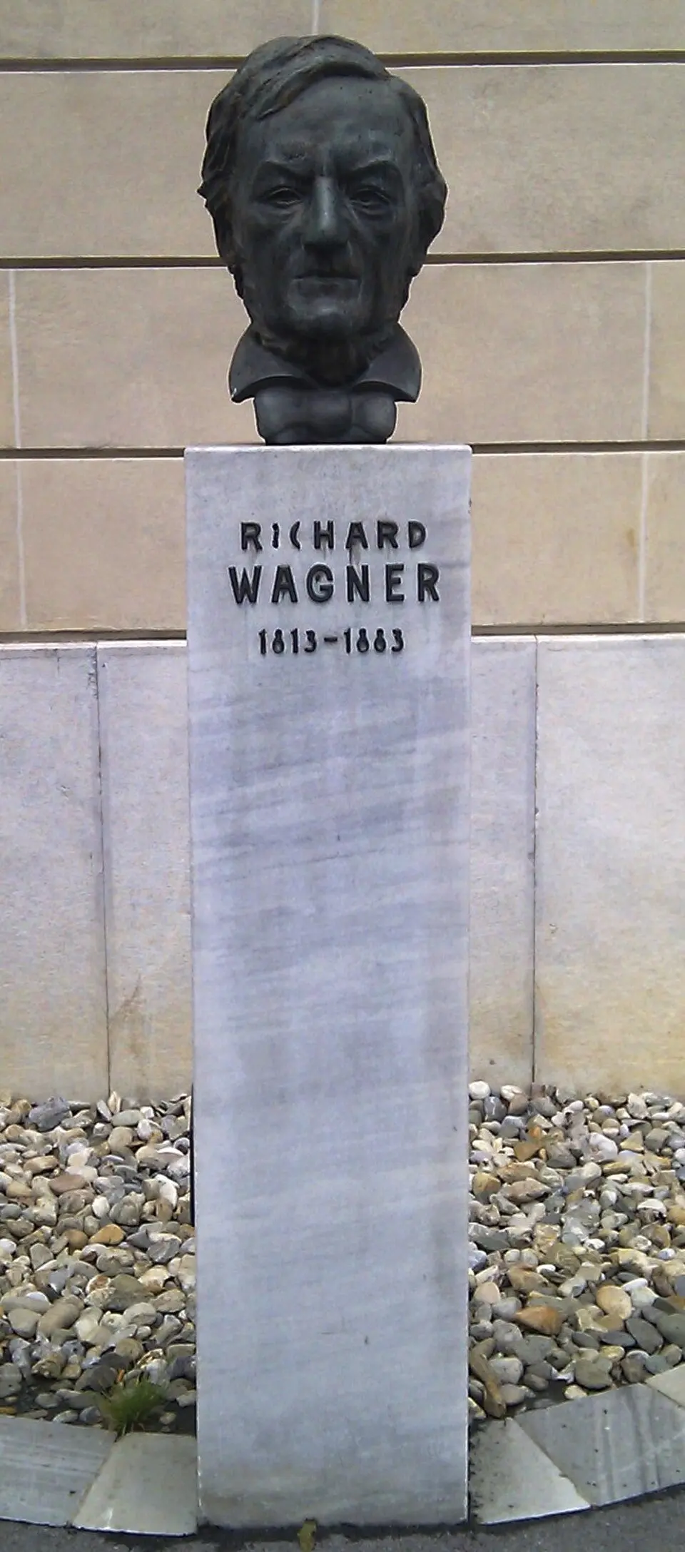 Immagine: Andi oisn · CC BY 3.0 Persönlichkeitsdenkmal Richard Wagner beim Opernhaus
