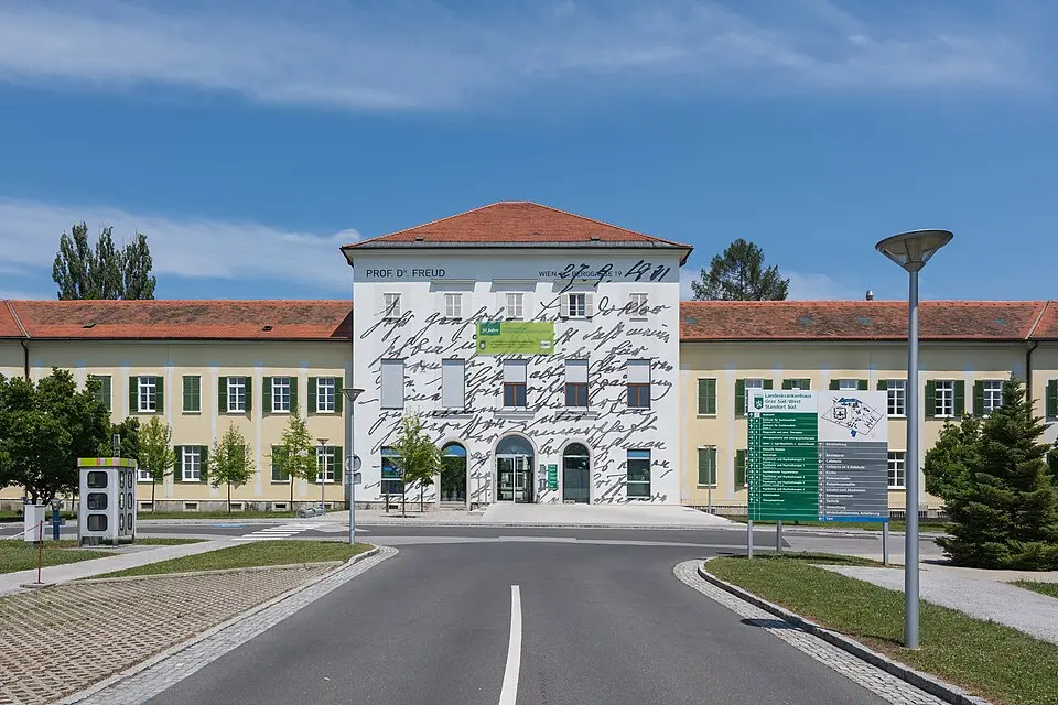 Obrázok: Isiwal · CC BY-SA 4.0 Verwaltungs- und Direktionsgebäude der Grazer Nervenklinik