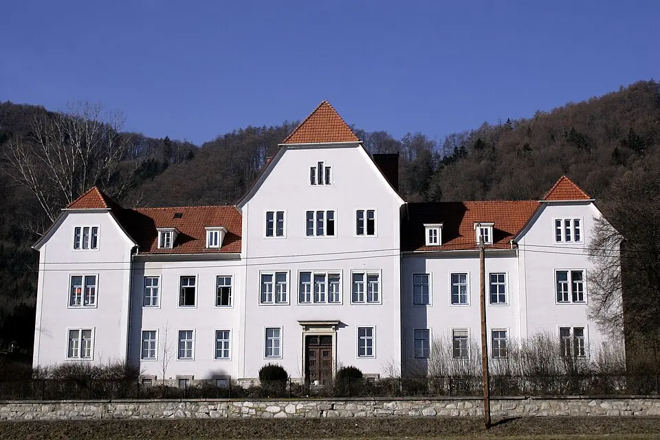 Image: Wolf32at · CC BY-SA 3.0 Hauptgebäude der Land- und forstwirtschaftlichen Fachschule Alt-Grottenhof