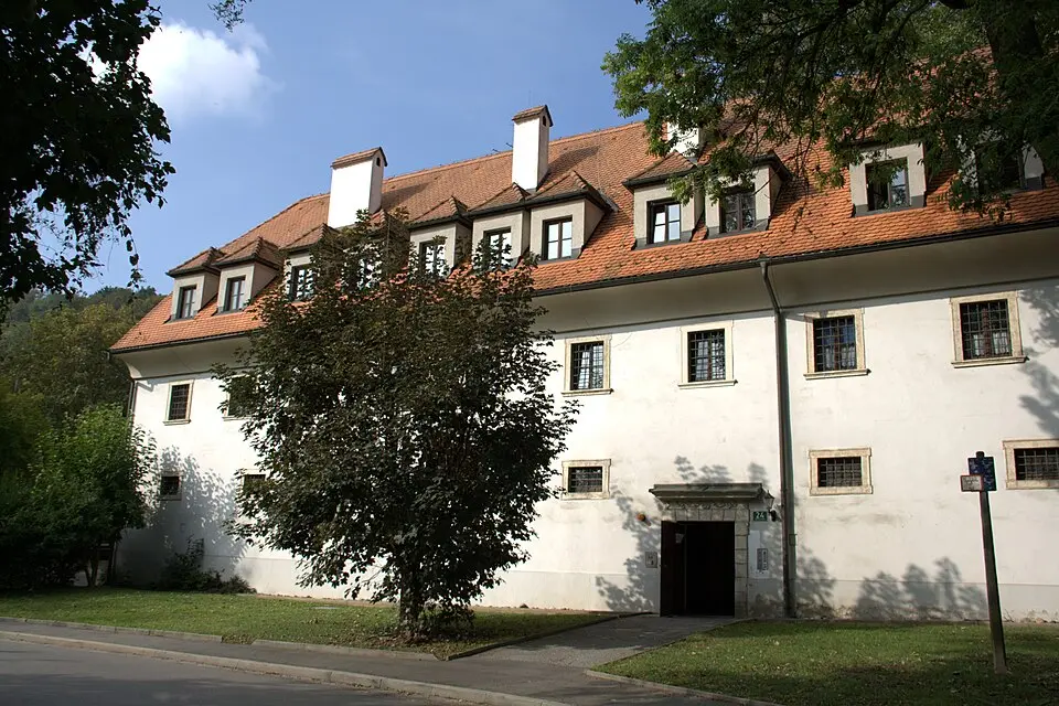 Image: Wolf32at (talk) · CC BY-SA 3.0 AT Ehem. Pferdestallungen von Schloss Eggenberg