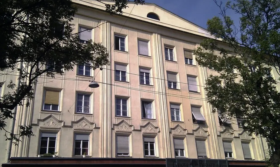 Obrázok: Andi oisn · CC BY-SA 3.0 Wohn- und Geschäftshaus