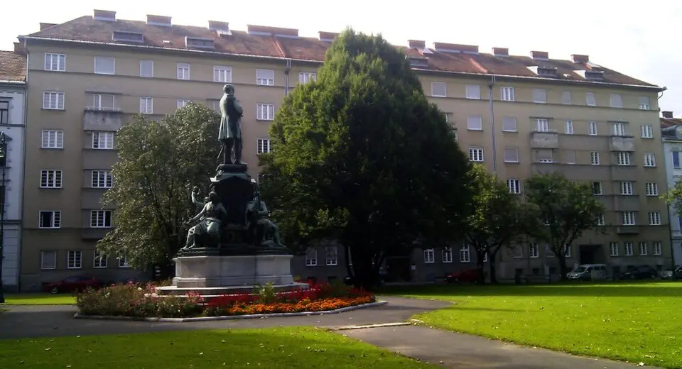 Kommunaler Wohnbau bestehend aus drei Häusern
