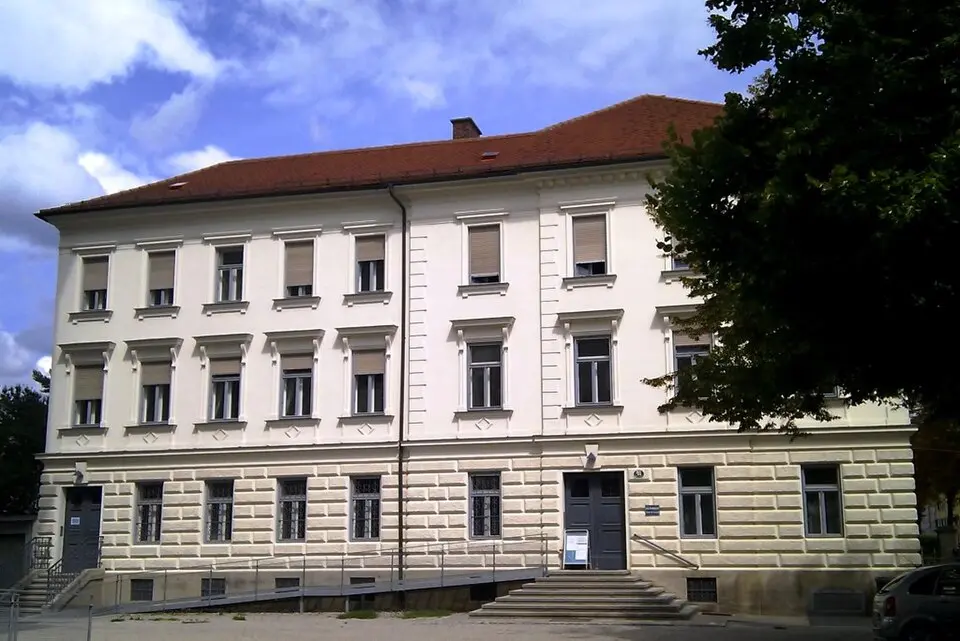 Obrázok: Andi oisn · CC BY-SA 3.0 Pfarrhof der Stadtpfarrkirche hl. Josef