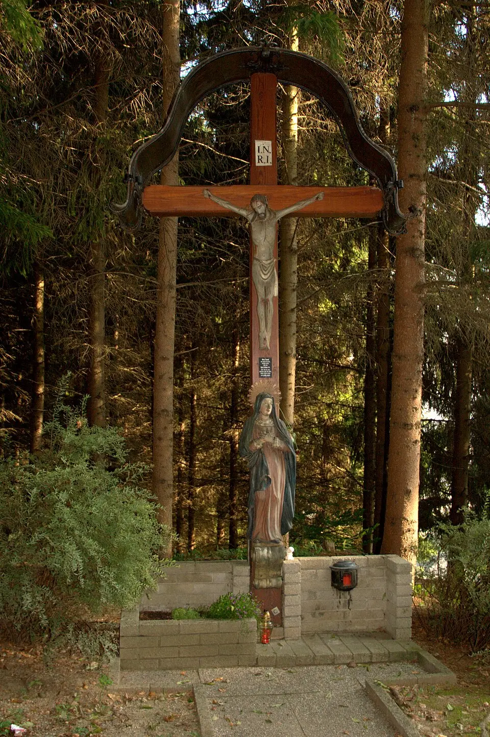 Bild: Wolf32at (talk) · CC BY-SA 3.0 AT Kruzifix und Marienfigur