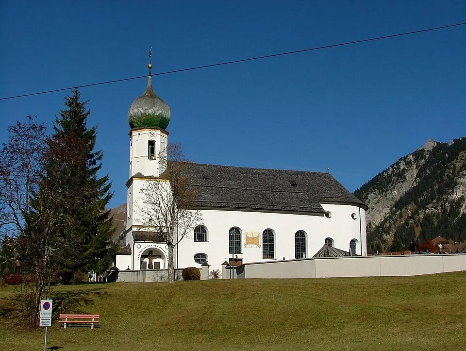 Slika: Richard Mayer · CC BY 3.0 Kath. Pfarrkirche hl. Wendelin, Friedhof m. Kriegerdenkmal