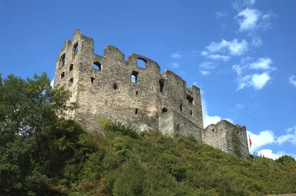 Bild: upload by Adrian Michael · CC BY-SA 3.0 Gräpplang, bronzezeitliche Höhensiedlung / mittelalterliche Burgruine