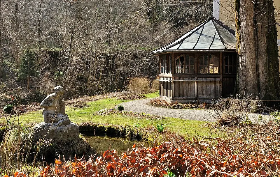 Salettl und Brunnen