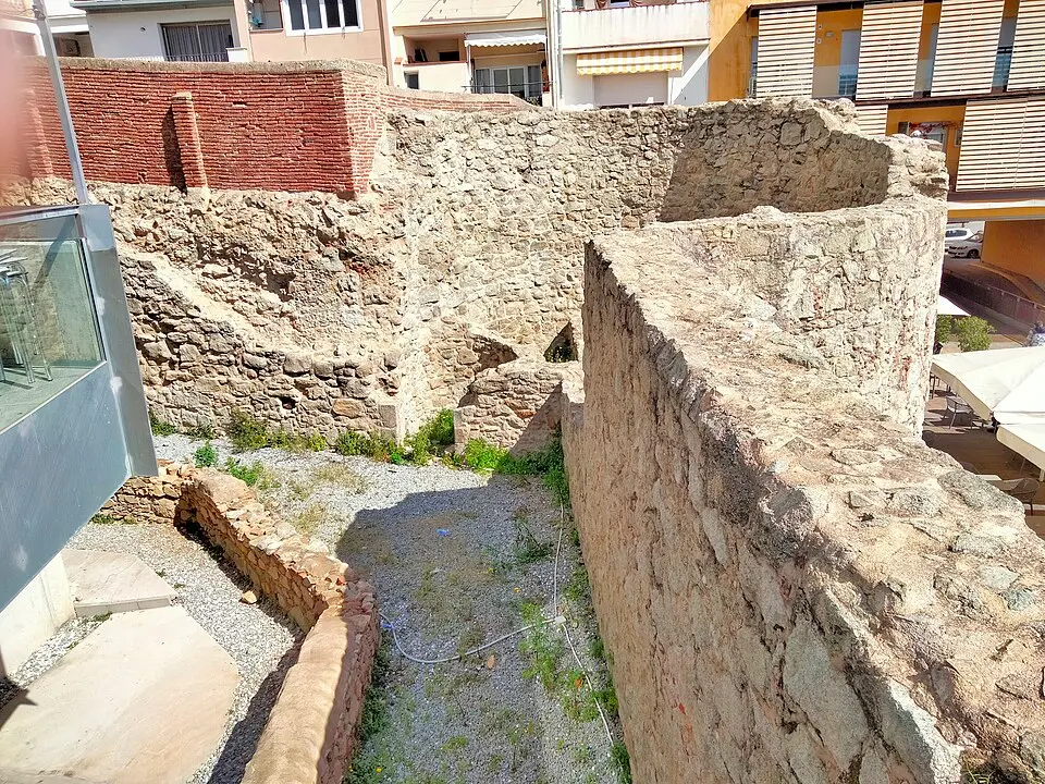 Image: Enric · CC BY-SA 4.0 Muralla d'època moderna de Mataró