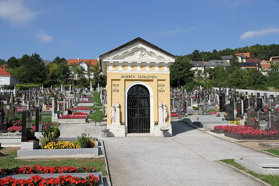 Friedhofskapelle und Kriegerdenkmal