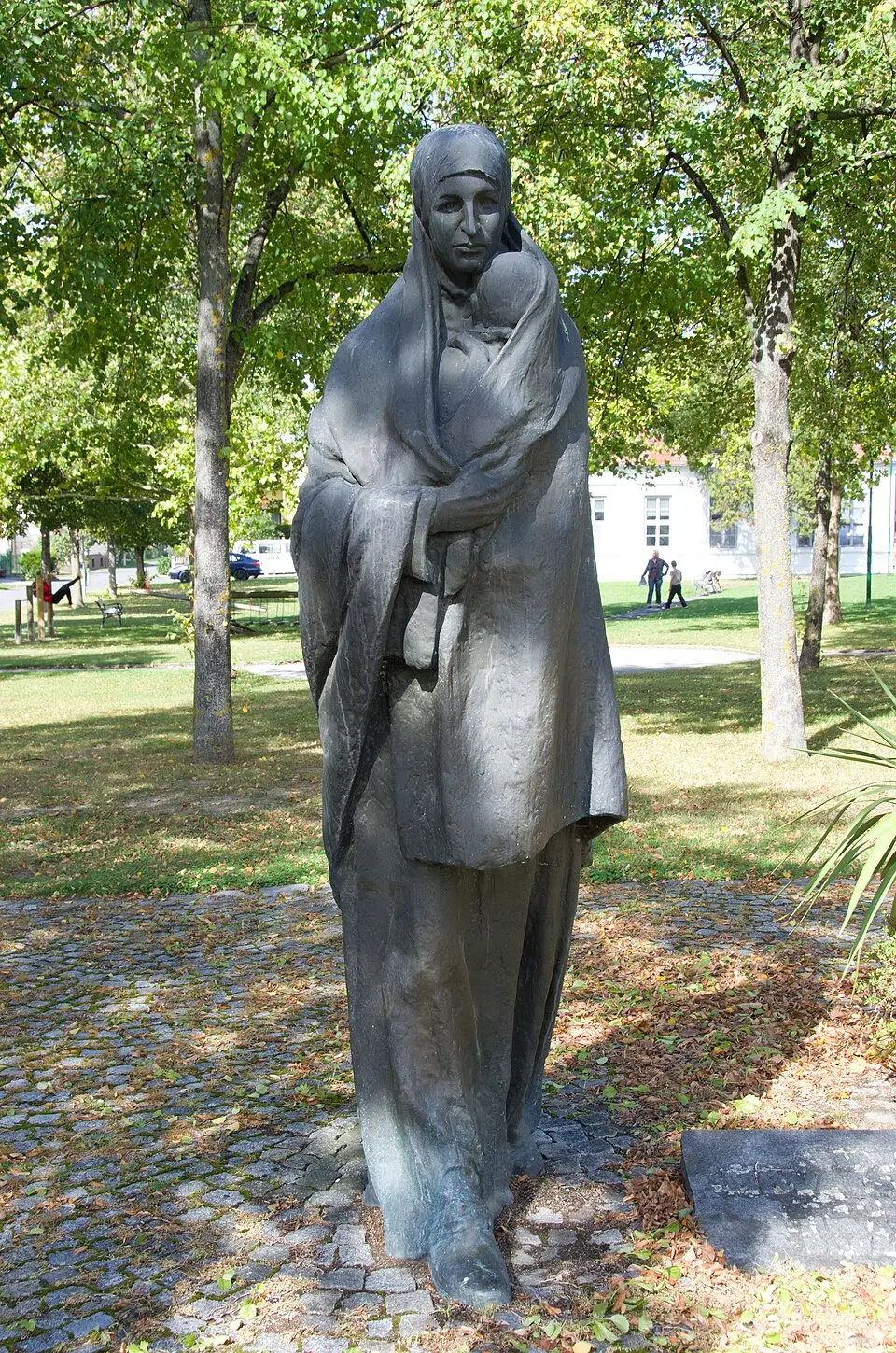Bronzefigur Mutter mit Kind