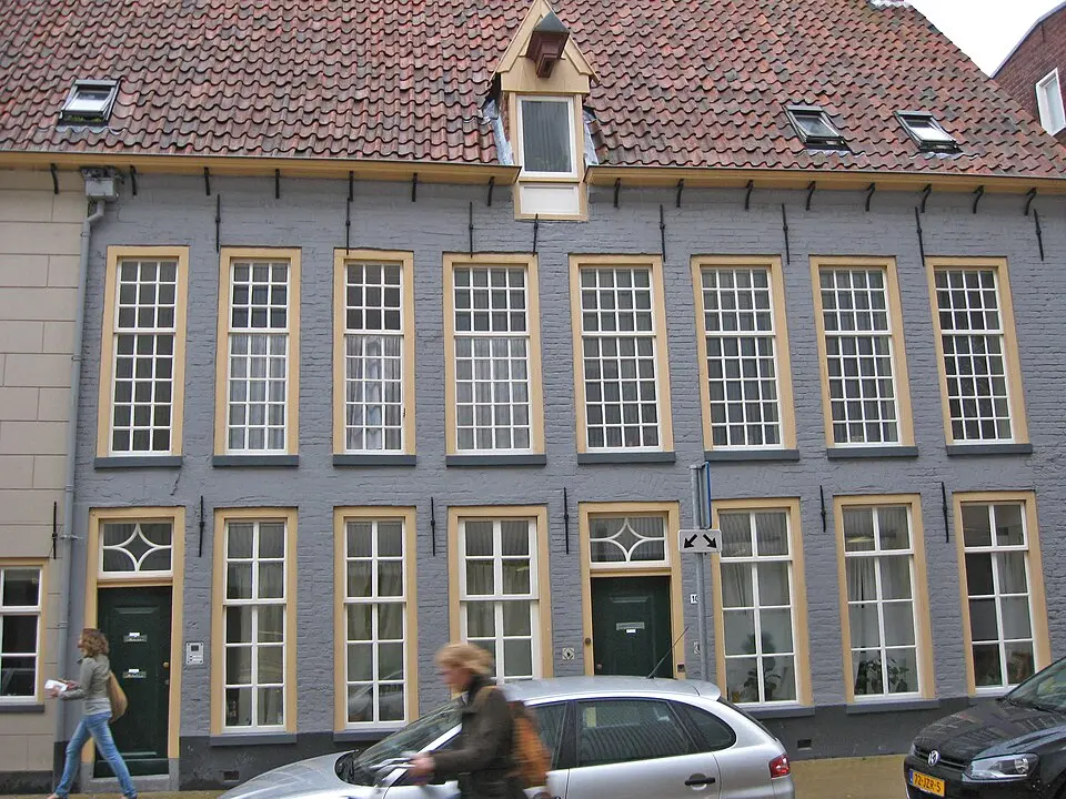 Rode Weeshuis, straatzijde