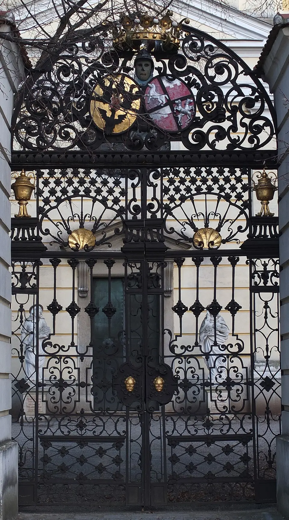 Image: Exduria2006 · CC BY-SA 3.0 church yard portal Großweikersdorf