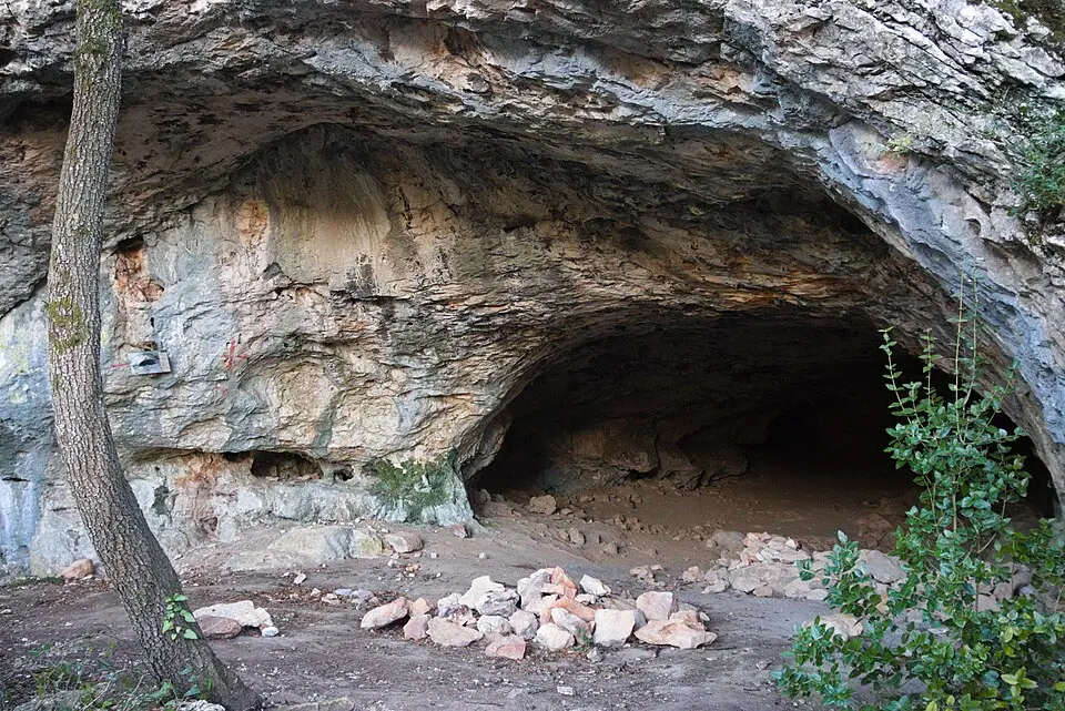 Image: Lothur · CC0 Grotte de la Figuière